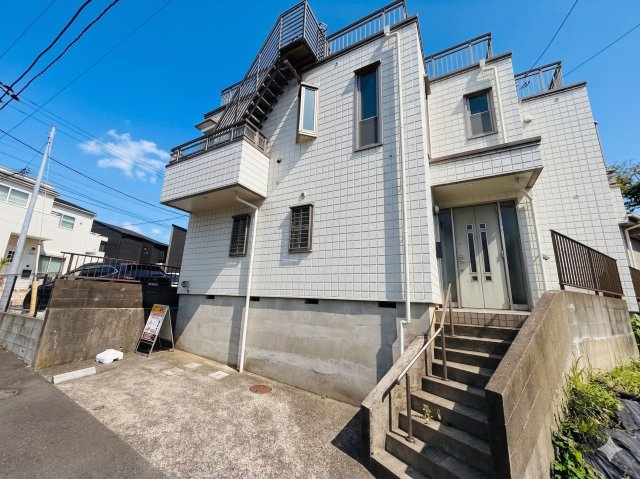 栄区笠間5丁目　中古戸建ての外観|◆一戸建てを中心とした街並みが整然と続き、周辺は高い建物が建っていないので、緑の多い閑静な趣を感じる環境です。街並みや周辺環境も重要なポイントです！！