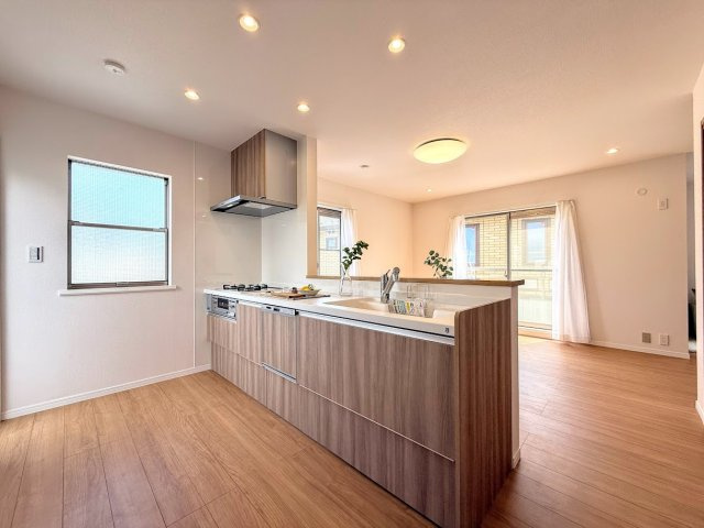 栄区笠間5丁目　中古戸建てのキッチン|◆キッチンからダイニングやリビングが見渡せるキッチン。料理をしながら家族とコミュニケーションをとれるだけでなく、大きな開放感も得られることができます。
