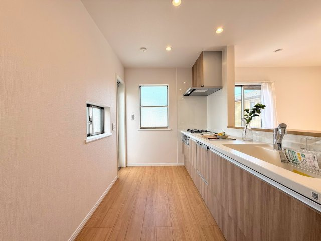 栄区笠間5丁目　中古戸建てのキッチン|◆デザイン性と機能性を兼ね備えたキッチンです。リビングスペースとの一体感が生まれ、広々空間を演出してくれます。