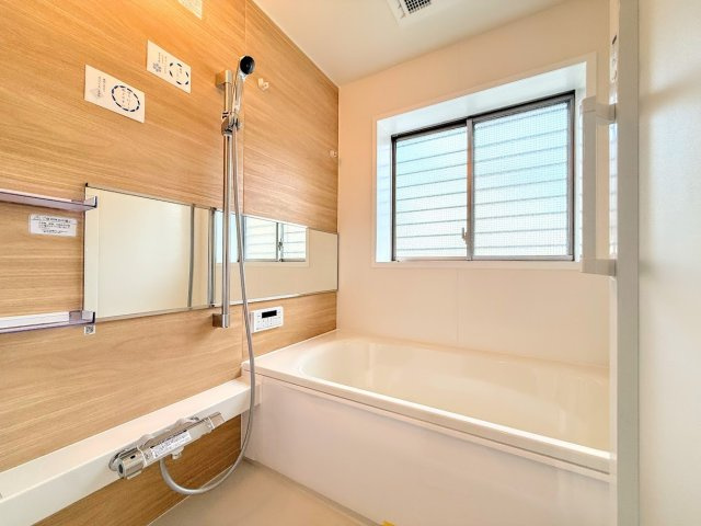 栄区笠間5丁目　中古戸建ての浴室|◆お子様と一緒にバスタイムを楽しめる広々空間。浴室乾燥機付で心地よいバスタイムを実現します。