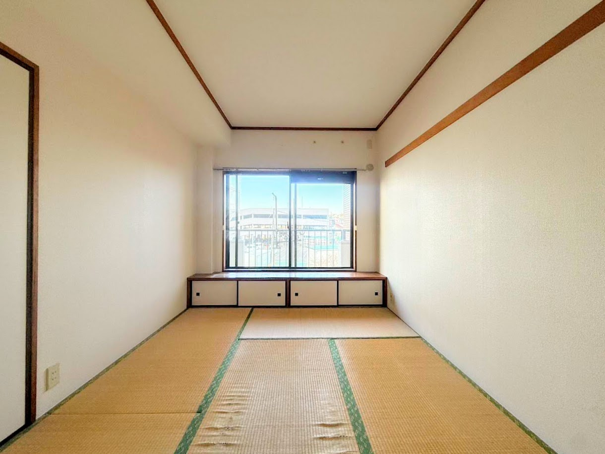 朝日プラザ東戸塚Ⅲの和室|◆柔らかい陽光が差し込む明るいお部屋を演出する設計。彩光の取れる窓が気持ちの良いお部屋を創り上げます。