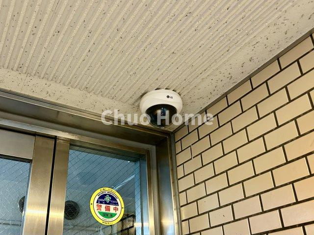パークステージ綾瀬の防犯設備|【防犯カメラ】何かあった時の大事な証拠になることももちろんなりますが、防犯というくらいですので大事なのは防犯カメラがあることによって抑止力につながることですよね。