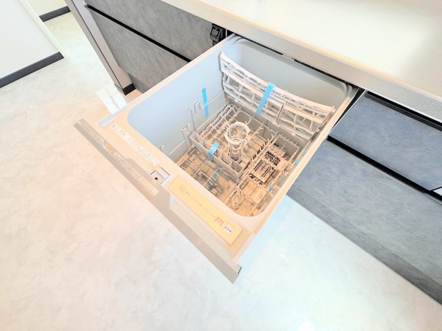戸塚区秋葉町　中古戸建　第3のキッチン|◆食後の食器洗いは食洗機にお任せ！ご家族と団らんの時間を。家事の時短に効果大の食洗器付き。高温洗浄、節水効果もございます。