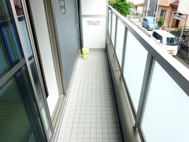 府中市美好町１丁目のアパートのバルコニー