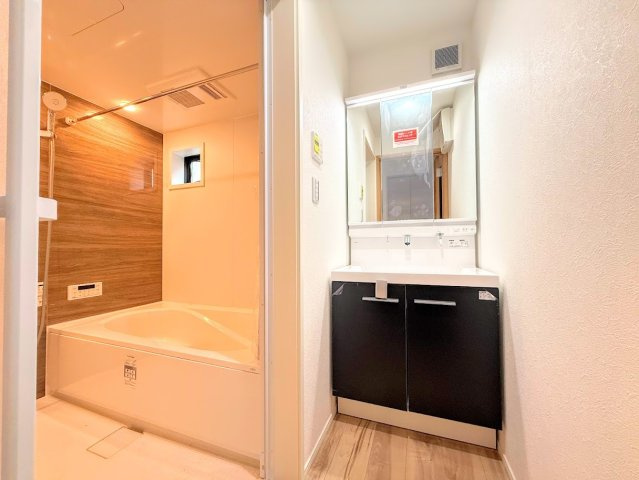 保土ヶ谷区権太坂３丁目　新築戸建ての独立洗面台|◆毎日使う場所だから、機能的で使いやすさに配慮したパウダールーム。すっきりと使えるように収納も豊富にご用意しています。
