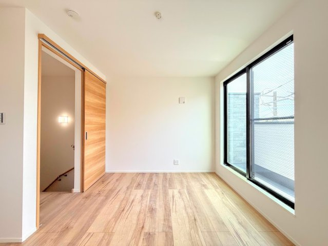 保土ヶ谷区権太坂３丁目　新築戸建ての洋室|◆室内はいつも明るい印象なので気持ちの良い朝を迎えられます。各部屋にはクローゼットを完備しており、収納が多いお家はすっきりして快適空間です。