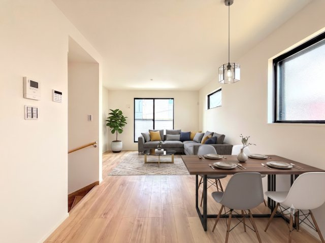保土ヶ谷区権太坂３丁目　新築戸建ての居間・リビング|一家だんらんのスペースとなるＬＤＫ。窓から明るい光が差し込み、思わず家族の会話も弾む快適な空間。(家具はイメージです)