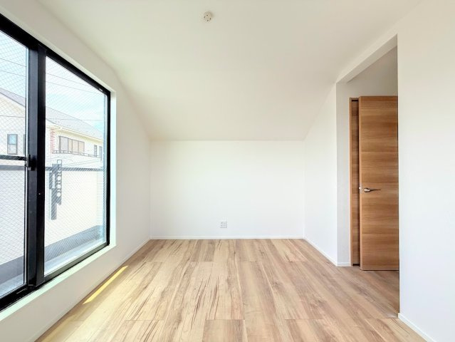 保土ヶ谷区権太坂３丁目　新築戸建ての洋室|◆柔らかい陽光が差し込む明るいお部屋を演出する設計。彩光の取れる窓が気持ちの良いお部屋を創り上げます。