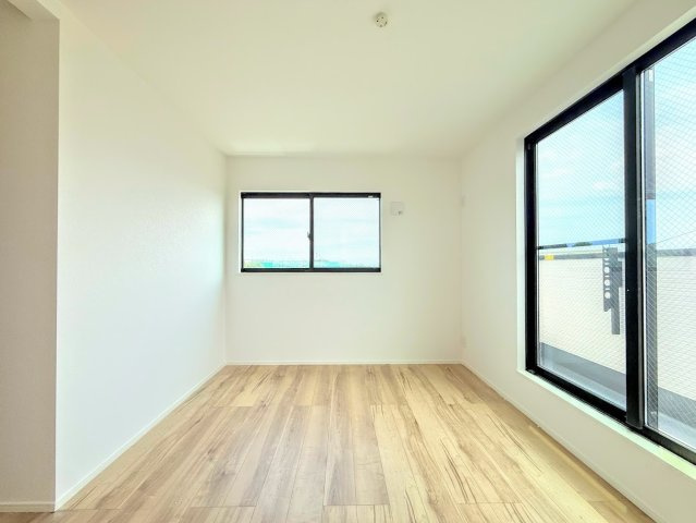 保土ヶ谷区権太坂３丁目　新築戸建ての洋室|◆室内はいつも明るい印象なので気持ちの良い朝を迎えられます。各部屋にはクローゼットを完備しており、収納が多いお家はすっきりして快適空間です。
