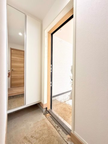 保土ヶ谷区権太坂３丁目　新築戸建ての玄関|◆明るい玄関です！散らかりやすい玄関もスッキリする大容量のシューズボックス付き。
