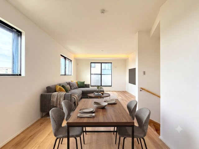 保土ヶ谷区権太坂３丁目　新築戸建ての居間・リビング|◆広々としたリビング・ダイニングは、シックでモダンな内装。落ち着いた雰囲気に包まれて、伸びやかな空間のなかで、ゆったりと家族団らんのひとときを過ごせます。(家具はイメージです)