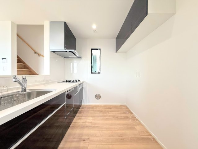 保土ヶ谷区権太坂３丁目　新築戸建てのキッチン|◆デザイン性と機能性を兼ね備えたキッチンです。リビングスペースとの一体感が生まれ、広々空間を演出してくれます。