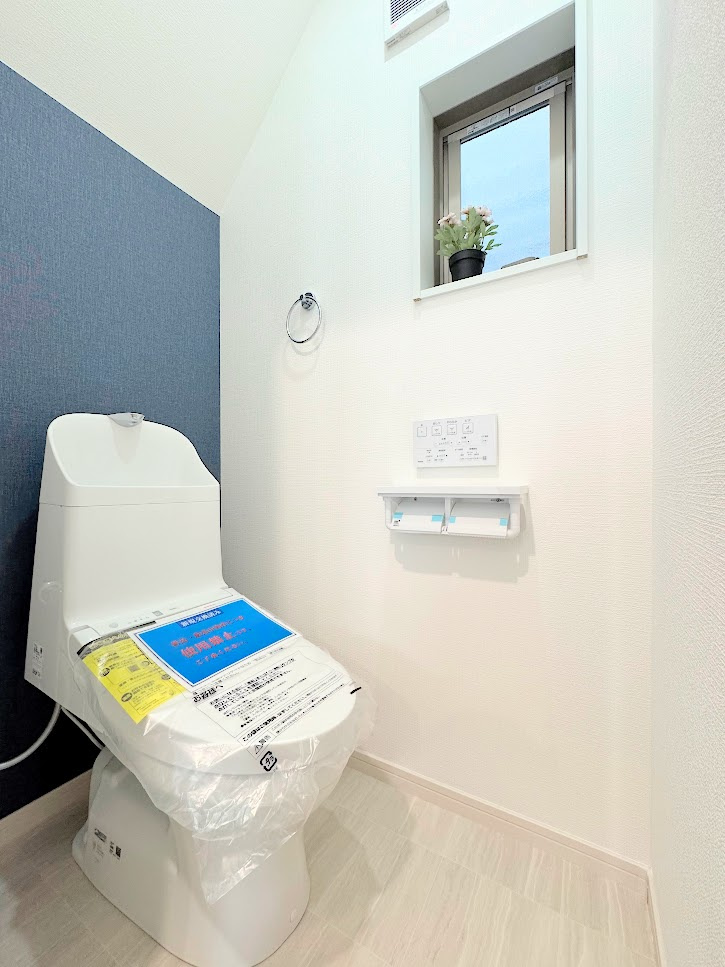 港南区笹下6丁目　中古戸建のトイレ|◆清潔感のある白を基調とした落ち着ける空間。小窓をもうけていますので、こもりやすい空気の入れ替えも簡単に行えますね！