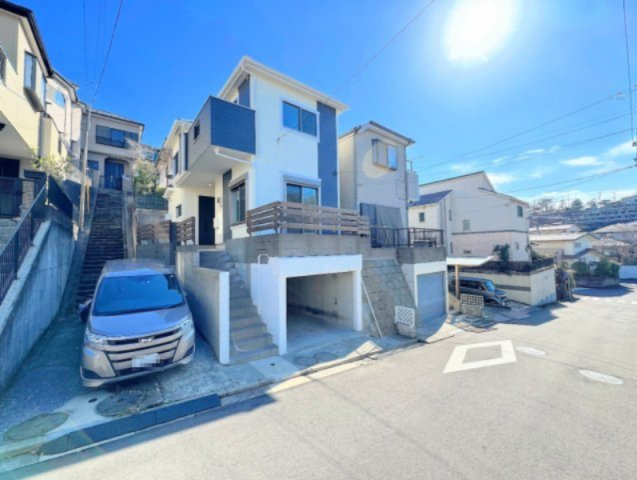 港南区笹下6丁目　中古戸建の前面道路含む現地写真|◆一戸建てを中心とした街並みが整然と続き、周辺は高い建物が建っていないので、緑の多い閑静な趣を感じる環境です。街並みや周辺環境も重要なポイントです！！