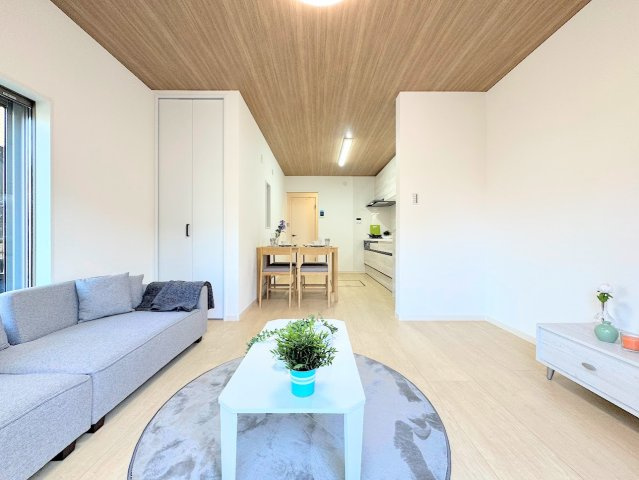 港南区笹下6丁目　中古戸建の居間・リビング|◆家族で食卓を囲むダイニングスペースと、ソファでゆったりくつろぐリビングスペースが区切られているので家具の配置や用途を使いわけしやすいです。