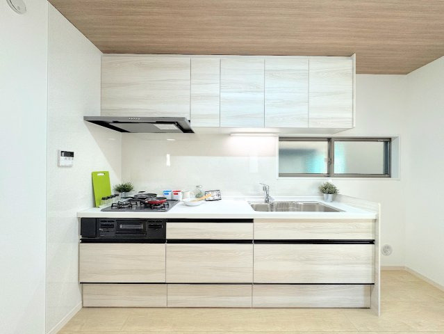 港南区笹下6丁目　中古戸建のキッチン|◆デザイン性と機能性を兼ね備えたキッチンです。リビングスペースとの一体感が生まれ、広々空間を演出してくれます。