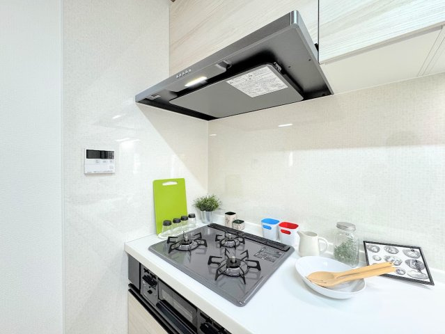 港南区笹下6丁目　中古戸建のキッチン|◆長い時間滞在するキッチンだからこそ、食事の準備を楽しい時間に、忙しい時でもスムーズに無駄なく作業できる、お手入れも簡単にできるなど、毎日を楽しくするキッチンスペースに仕上げました。