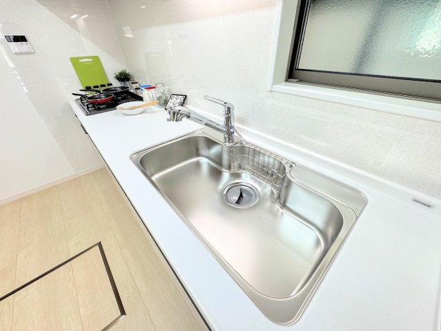 港南区笹下6丁目　中古戸建のキッチン|◆ご家族皆さんで調理ができる位のスペースを実現したキッチン空間となっております。みんなで作った料理を召し上がりながらの会話は、どのような物になるのでしょうか。