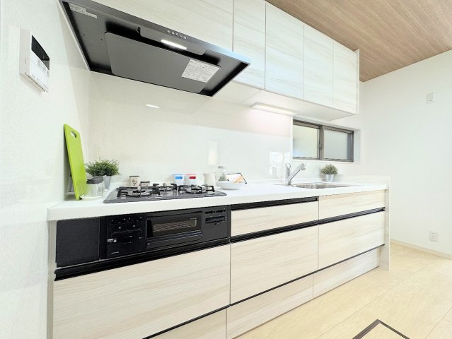 港南区笹下6丁目　中古戸建のキッチン|◆広々したキッチンシンク。洗い物が多い時にも快適にご利用いただけます。