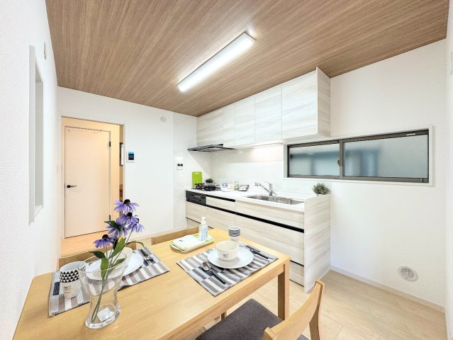 港南区笹下6丁目　中古戸建の居間・リビング|◆リビングは一日中太陽の光が射し込みます。家族が集まる空間は、自然と笑顔が溢れます！