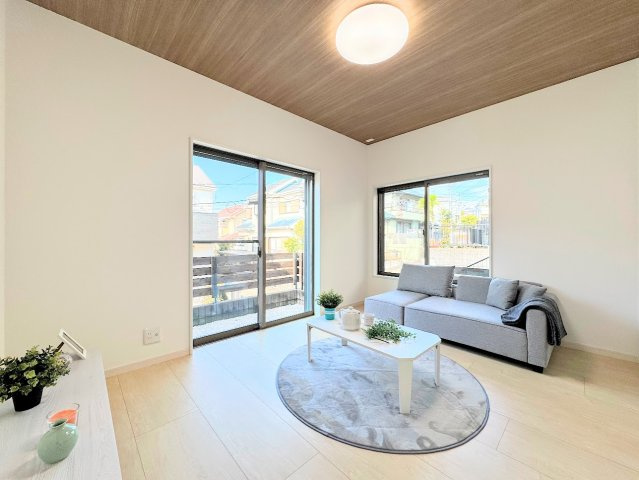 港南区笹下6丁目　中古戸建の居間・リビング|◆ご家族の会話がはずむ、開放的なＬＤＫです。休日はお陽さまの光をたっぷりととりこめるぽかぽかリビングで過ごしませんか？