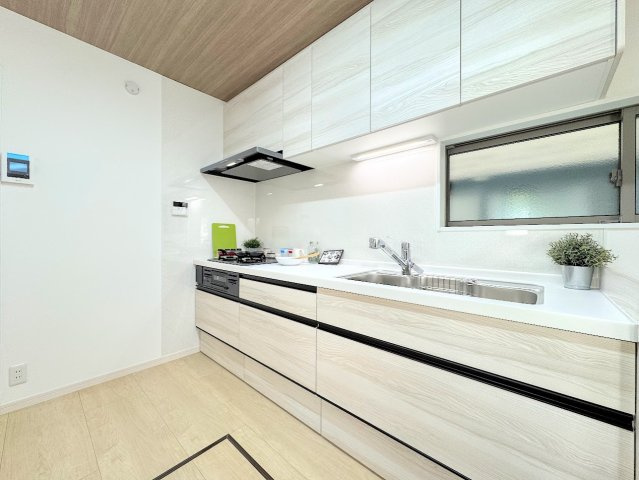 港南区笹下6丁目　中古戸建のキッチン|◆キッチンからダイニングやリビングが見渡せるキッチン。料理をしながら家族とコミュニケーションをとれるだけでなく、大きな開放感も得られることができます。