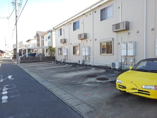 プラシード・旭の駐車場