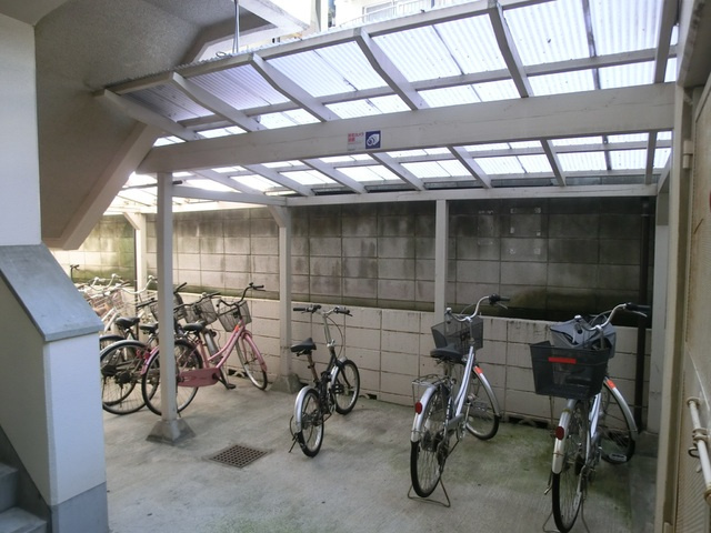 第六石井ビルのその他共用部分|屋根付き駐輪場。
