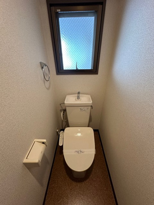 【トイレ】 | コンコード川端 | トイレは温水洗浄便座付き！人気のバストイレ別です♪トイレが独立していると使いやすいですよね☆窓のあるトイレで換気もOK☆嫌なニオイがこもりません♪