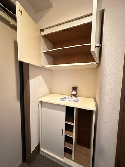 【玄関】 | コンコード川端 | 玄関には上下タイプのシューズボックス付き！間のスペースは飾り棚や小物置き場として活用できます♪