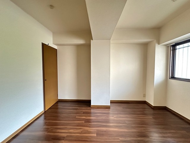 【寝室】 | コンコード川端 | 洋室6帖☆クローゼットがあります♪お洋服がスッキリ収納できて、整理しやすくなりますね☆