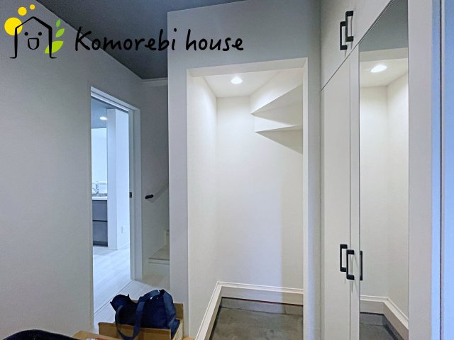 桶川市鴨川　5期　新築一戸建て　グラファーレ　01の玄関|明るい玄関です