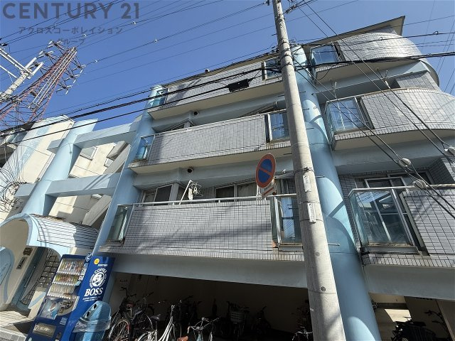 オートロックで外部の人間が簡単に出入りできないため安心です。