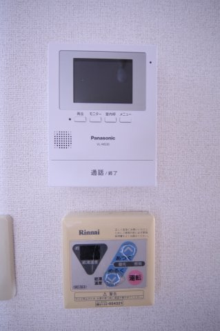 ロイヤルハイツ（マンション）のセキュリティ|カメラ付インターホンと給湯器リモコンです