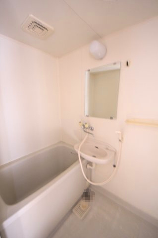 ロイヤルハイツ（マンション）の浴室|コンパクトで使いやすいお風呂です