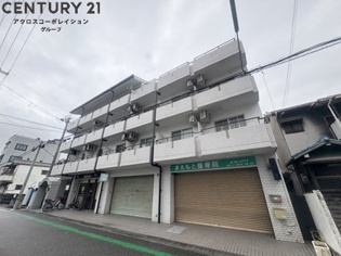 オートロックで外部の人間が簡単に出入りできないため安心です。
