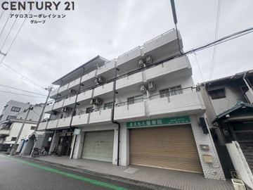 オートロックで外部の人間が簡単に出入りできないため安心です。
