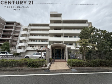 オートロックで外部の人間が簡単に出入りできないため安心です。
