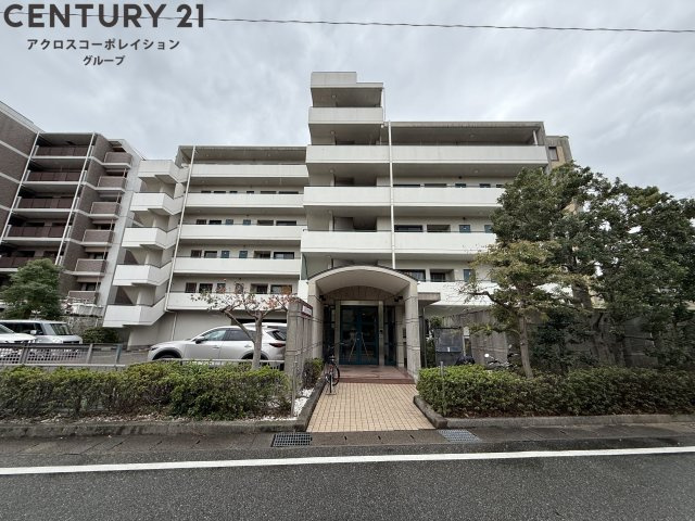 オートロックで外部の人間が簡単に出入りできないため安心です。
