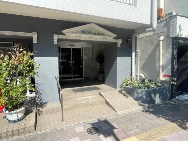 ノバ浅草のエントランス
