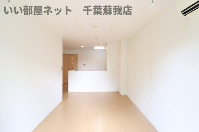 ヒルサイドハウスの居間・リビング|ゆったりとした居間です