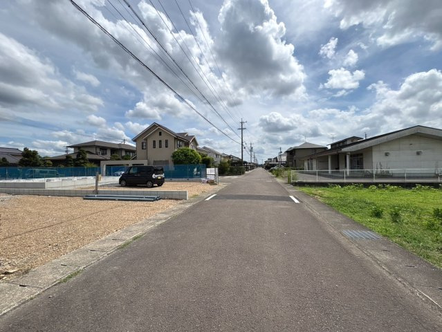 タマタウン　関市東新町3丁目（旭ヶ丘小）　全3区画分譲の前面道路含む現地写真|「現地（2026年8月18日）撮影」
■前面道路　
■ヤマダ不動産　株式会社リライフ