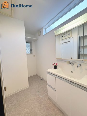 明石市二見町西二見駅前３丁目　中古戸建の洗面所|【ホームページに現地動画掲載中】●年中無休：当日予約可●洗面台はお化粧をする時に便利な３面鏡。