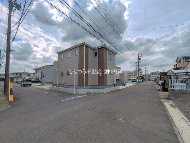 リーブルガーデン西高山町三丁目の前面道路含む現地写真