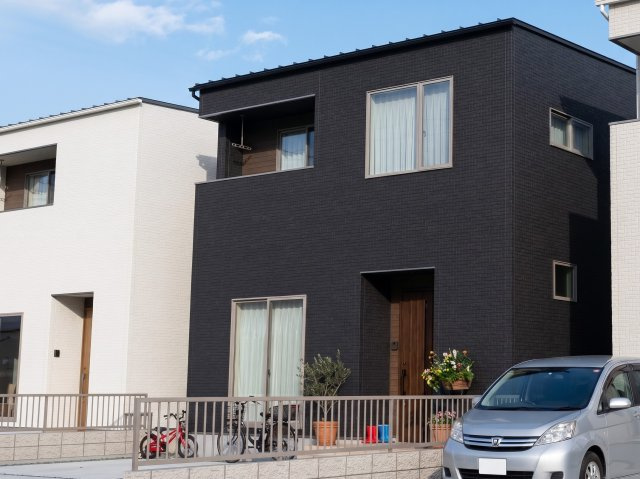 「並列駐車3台可」高知市朝倉本町1丁目　新築建売3の外観|ブラックを基調としたシャープな外壁に7.05kWのソーラーパネルを美しく収めたモダンな外観です。