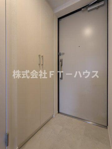 ケイディーエックスレジデンス原木中山の玄関