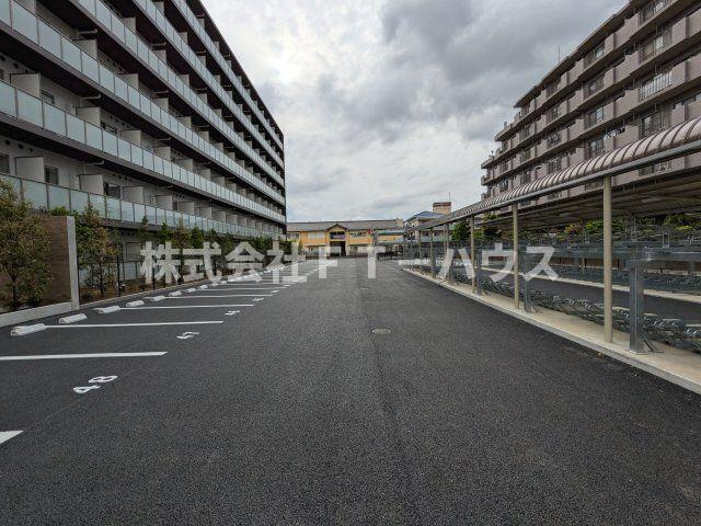 ケイディーエックスレジデンス原木中山の駐車場