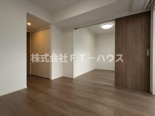 ケイディーエックスレジデンス原木中山の寝室