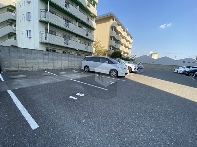 サン・コーポラス小阪の駐車場