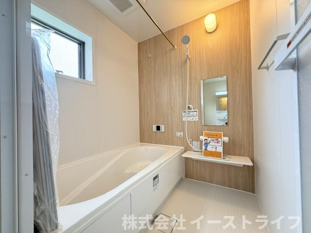 【新築戸建】　いわき市泉滝尻2丁目1期　長期優良住宅　の浴室|同社施工写真　１坪サイズのバスルーム。浴室換気乾燥機を標準装備。乾きやすい床やお手入れのしやすい排水口など、いつも清潔にご使用いただけます。